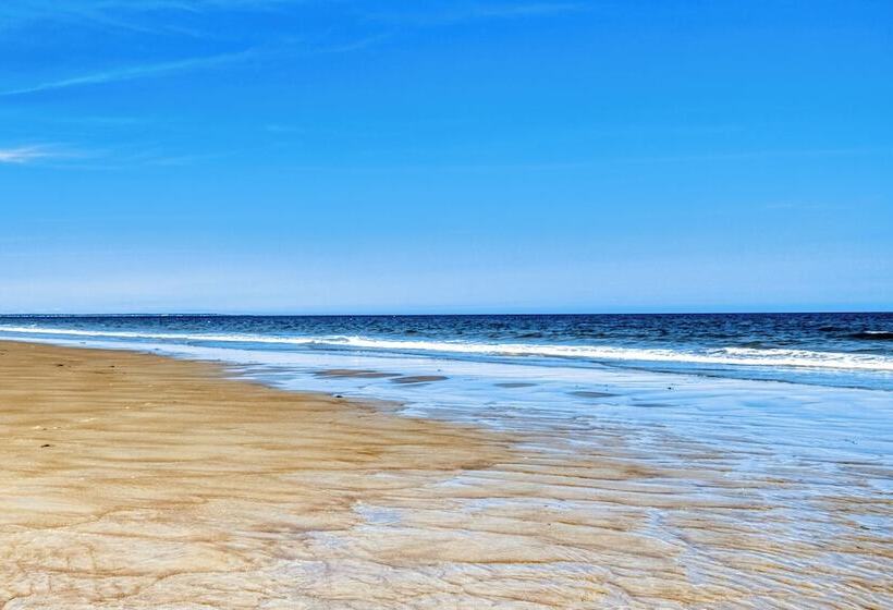 Cozy Wells Cottage W/ Deck: Steps To Beach!