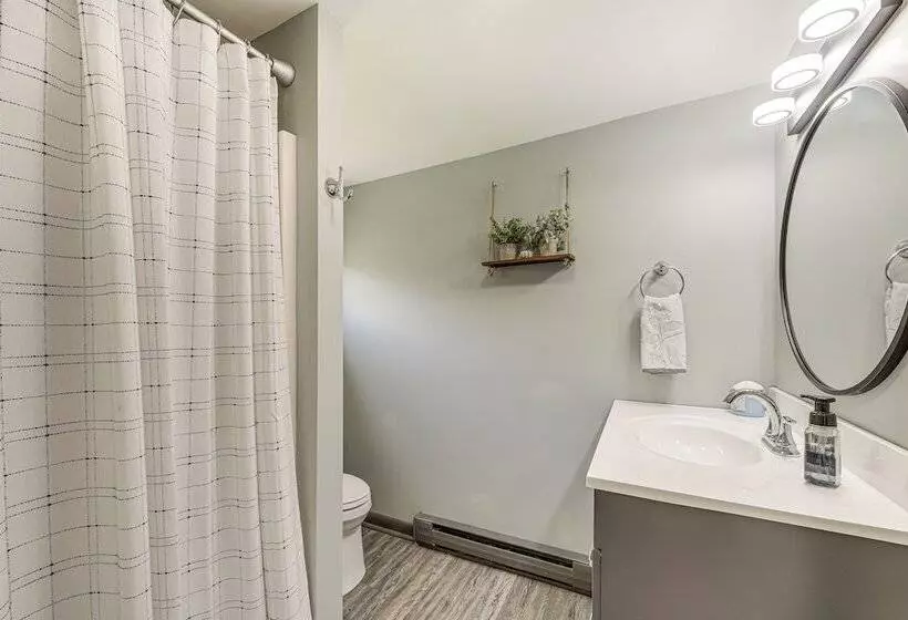 Cozy Wells Cottage W/ Deck: Steps To Beach!