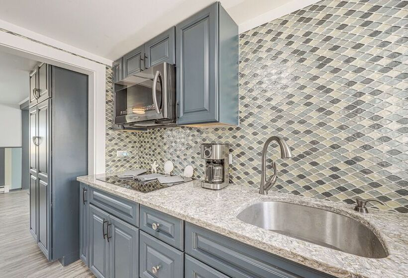 Cozy Wells Cottage W/ Deck: Steps To Beach!