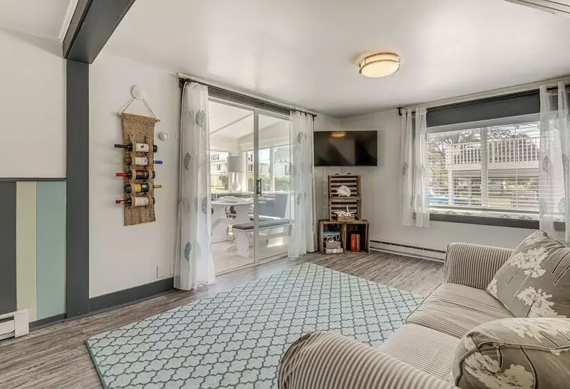 Cozy Wells Cottage W/ Deck: Steps To Beach!
