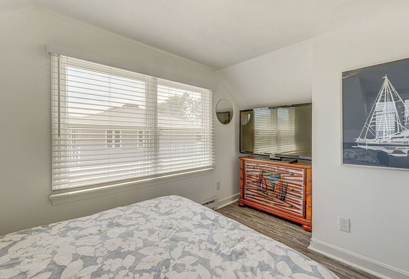 Cozy Wells Cottage W/ Deck: Steps To Beach!