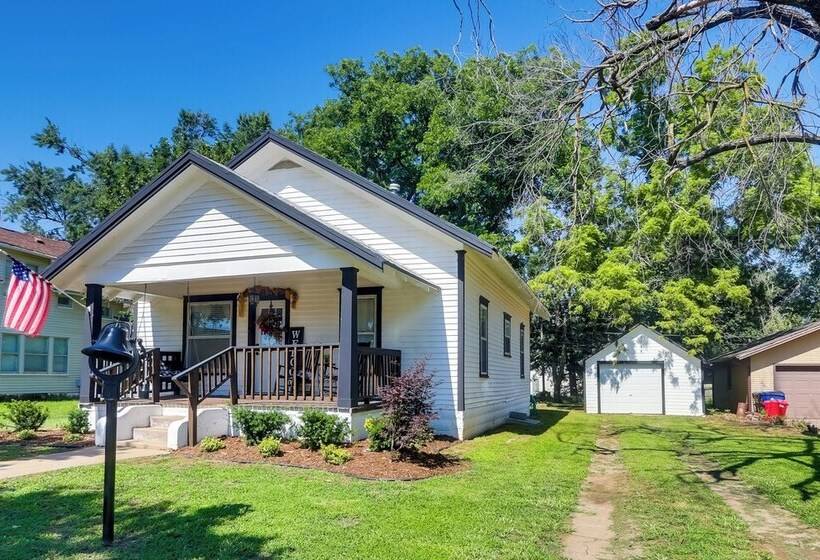 Vintage Belle Plaine Farmhouse W/ Fire Pit!