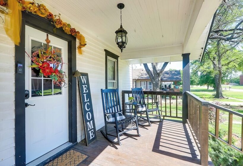 Vintage Belle Plaine Farmhouse W/ Fire Pit!