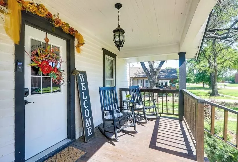 Vintage Belle Plaine Farmhouse W/ Fire Pit!