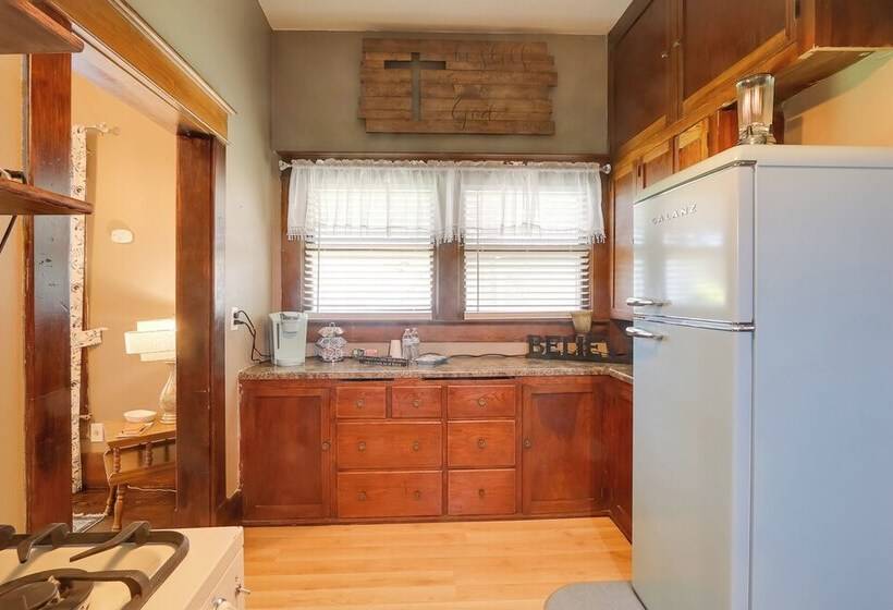 Vintage Belle Plaine Farmhouse W/ Fire Pit!