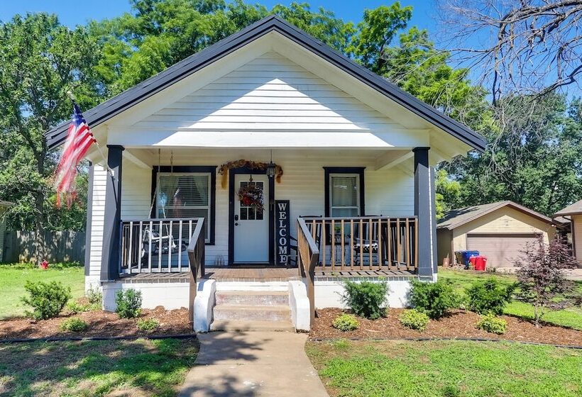 Vintage Belle Plaine Farmhouse W/ Fire Pit!