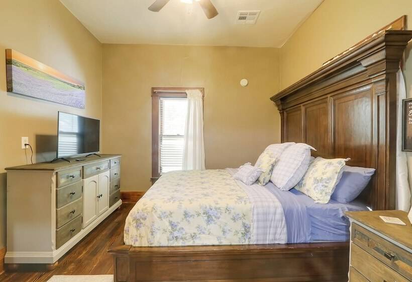 Vintage Belle Plaine Farmhouse W/ Fire Pit!