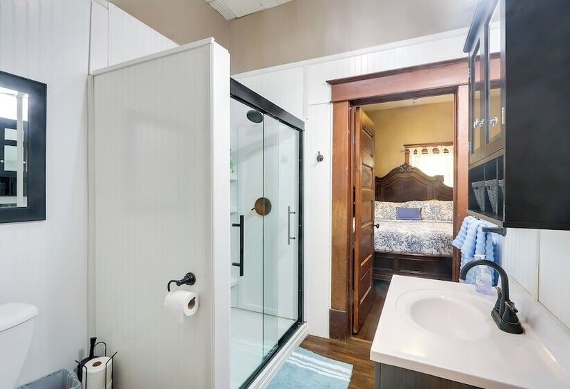 Vintage Belle Plaine Farmhouse W/ Fire Pit!