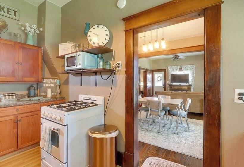 Vintage Belle Plaine Farmhouse W/ Fire Pit!