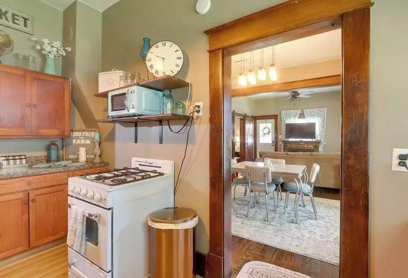 Vintage Belle Plaine Farmhouse W/ Fire Pit!