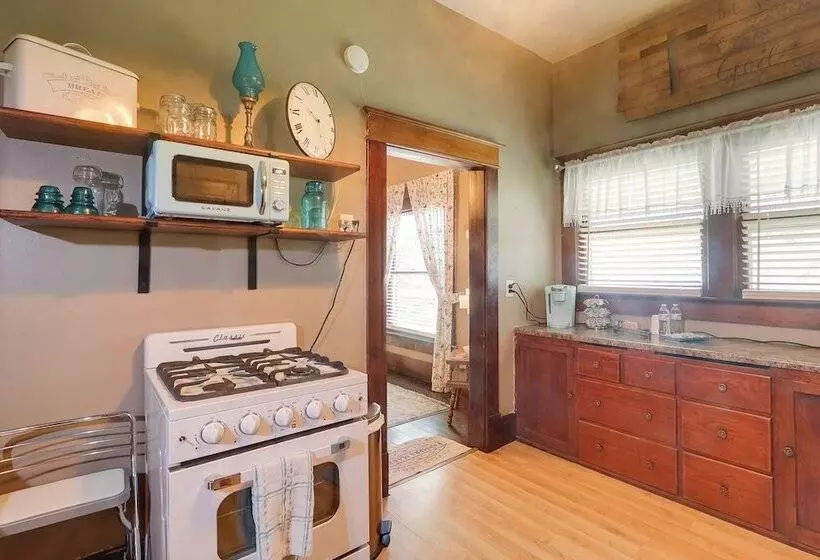 Vintage Belle Plaine Farmhouse W/ Fire Pit!