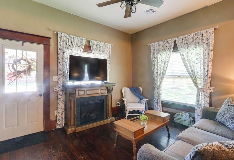 Vintage Belle Plaine Farmhouse W/ Fire Pit!