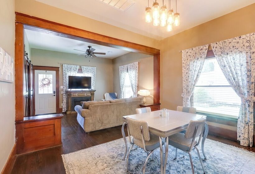 Vintage Belle Plaine Farmhouse W/ Fire Pit!