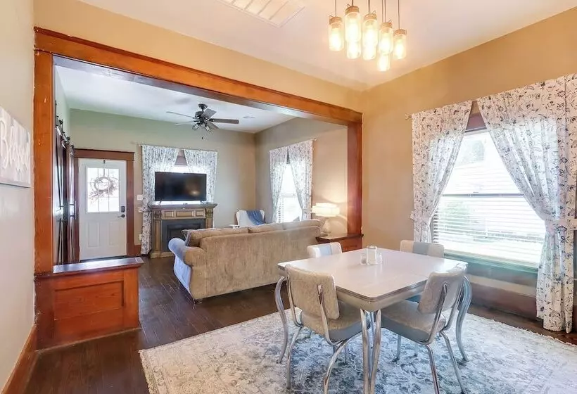 Vintage Belle Plaine Farmhouse W/ Fire Pit!