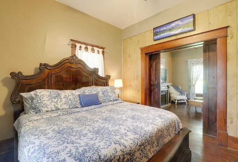 Vintage Belle Plaine Farmhouse W/ Fire Pit!