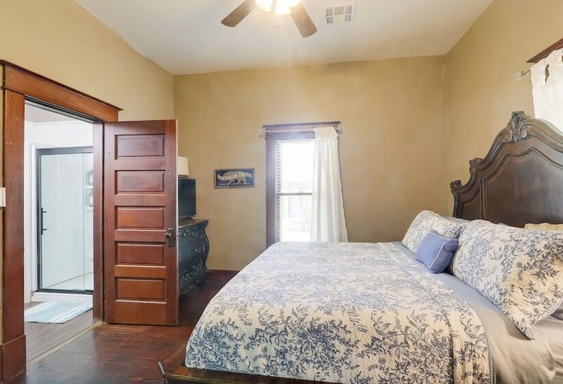 Vintage Belle Plaine Farmhouse W/ Fire Pit!