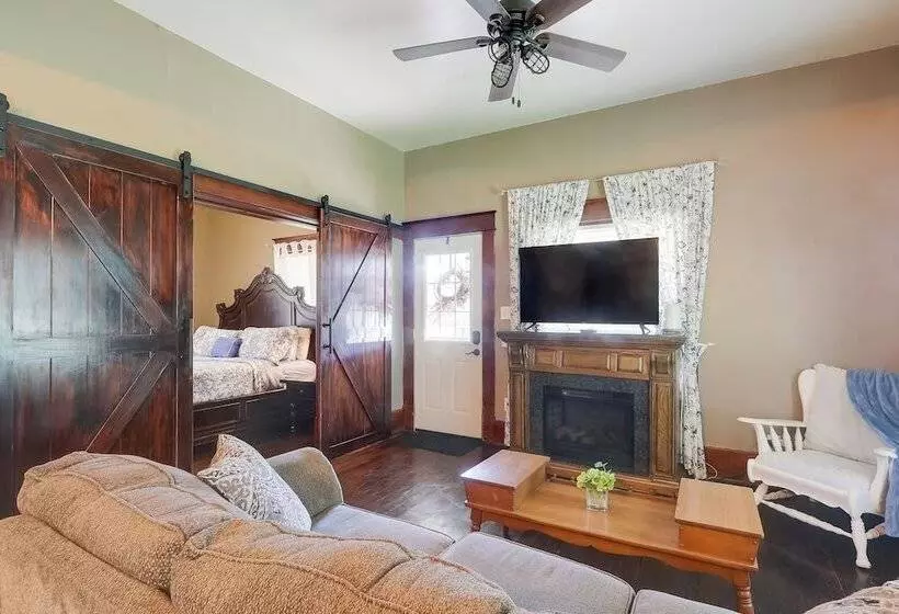 Vintage Belle Plaine Farmhouse W/ Fire Pit!