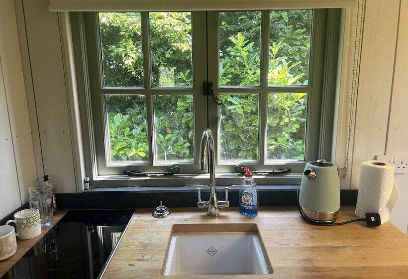 Cozy Cabin Retreat In Bedford