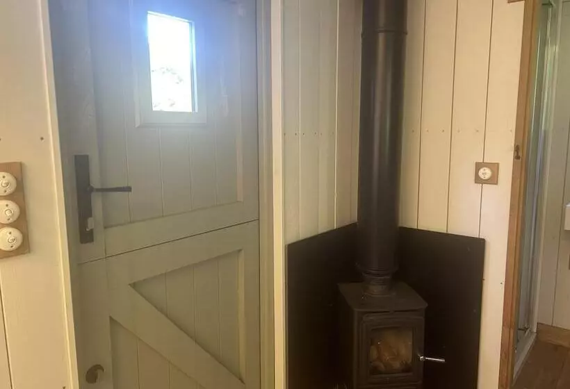 Cozy Cabin Retreat In Bedford