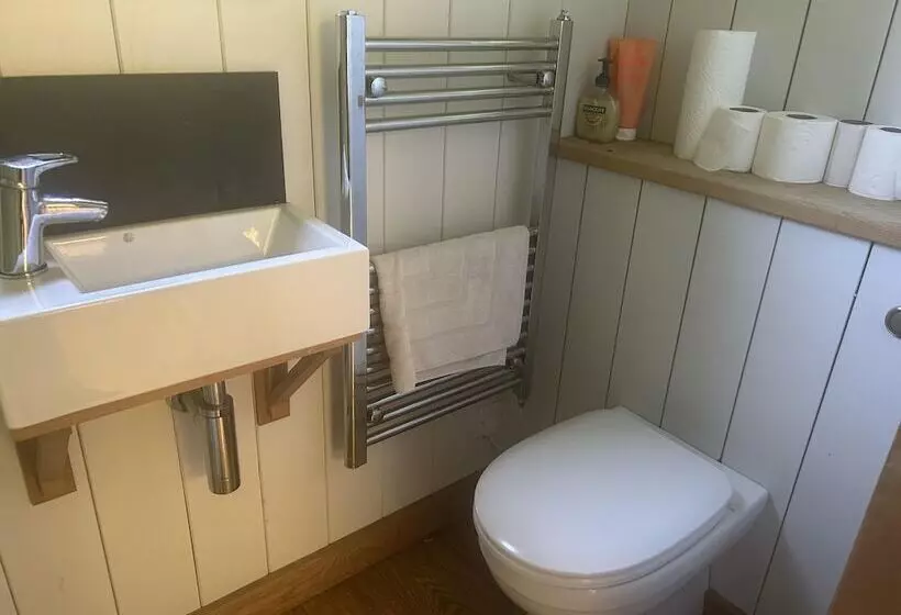 Cozy Cabin Retreat In Bedford