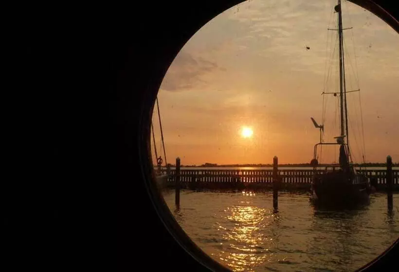 ホテル Houseboat Harmony