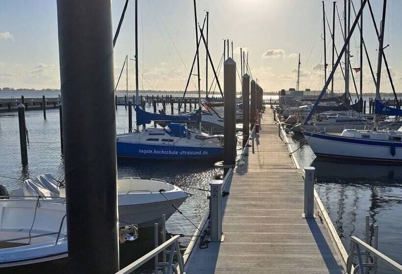Hotel Houseboat Harmony