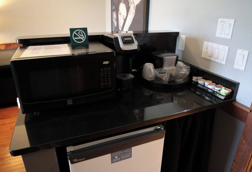 فندق The Liberty Lodge At Sister Bay