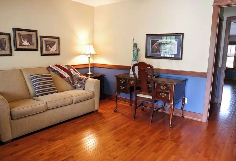 ホテル The Liberty Lodge At Sister Bay