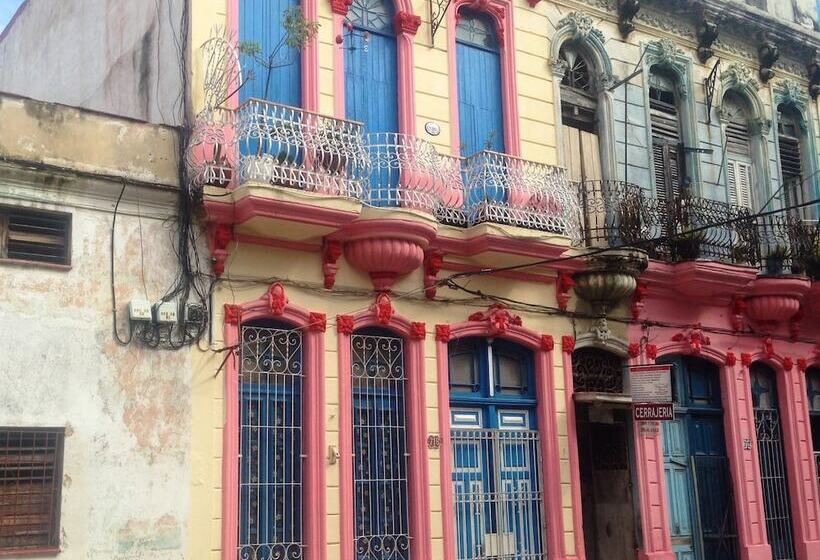 پانسیون Hostal La Preferida