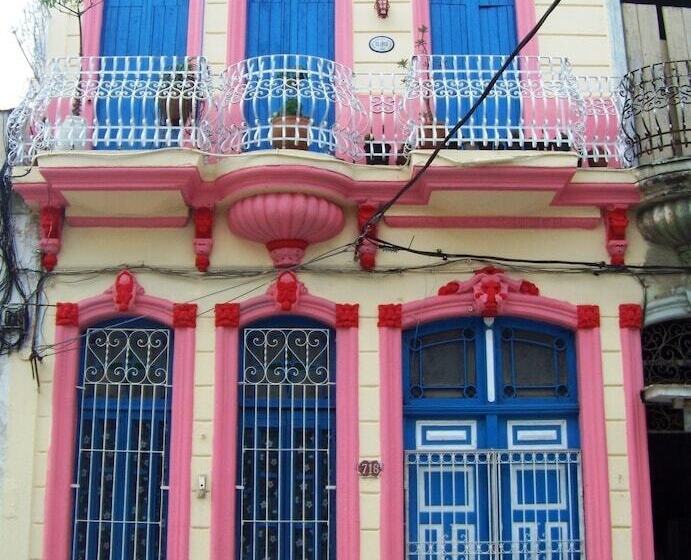 پانسیون Hostal La Preferida