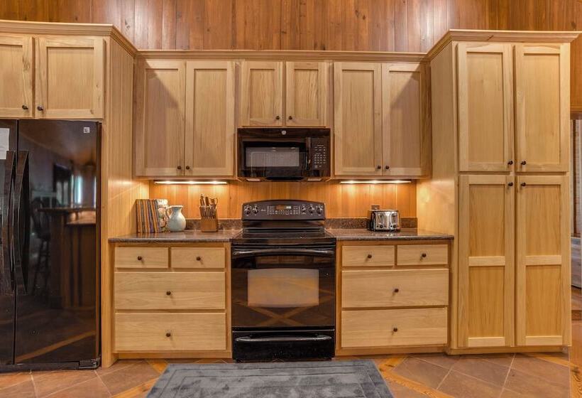 Private Walterboro Estate W/ Deck + Fire Pit!