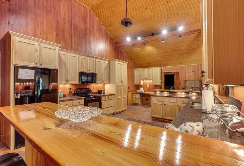 Private Walterboro Estate W/ Deck + Fire Pit!