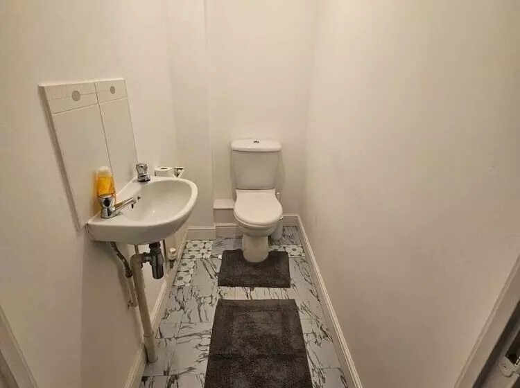 レジデンス Sittingbourne Serenity   Spacious 4 Bed House