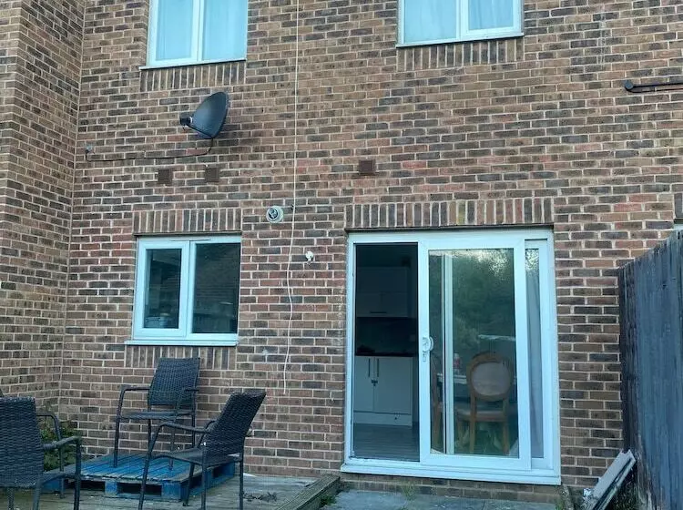 レジデンス Sittingbourne Serenity   Spacious 4 Bed House
