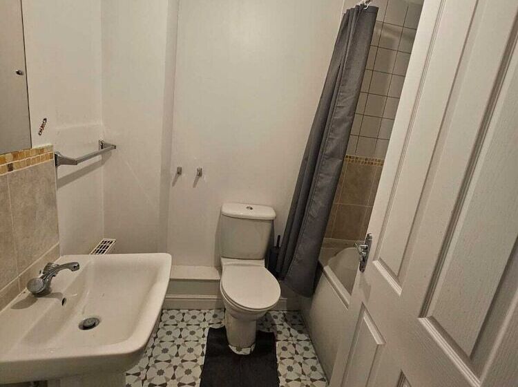 Резиденция Sittingbourne Serenity   Spacious 4 Bed House