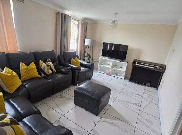 レジデンス Sittingbourne Serenity   Spacious 4 Bed House