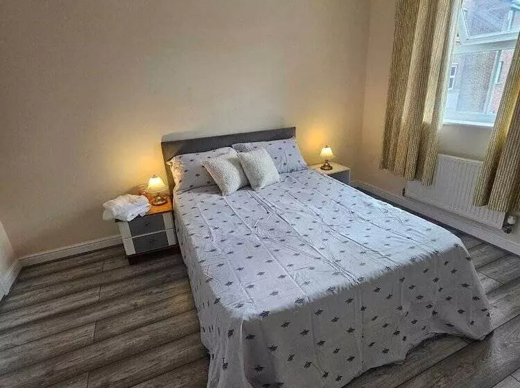 レジデンス Sittingbourne Serenity   Spacious 4 Bed House