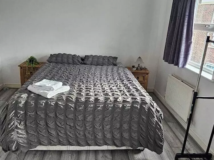 レジデンス Sittingbourne Serenity   Spacious 4 Bed House