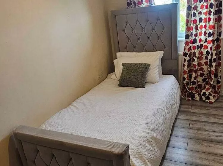 レジデンス Sittingbourne Serenity   Spacious 4 Bed House