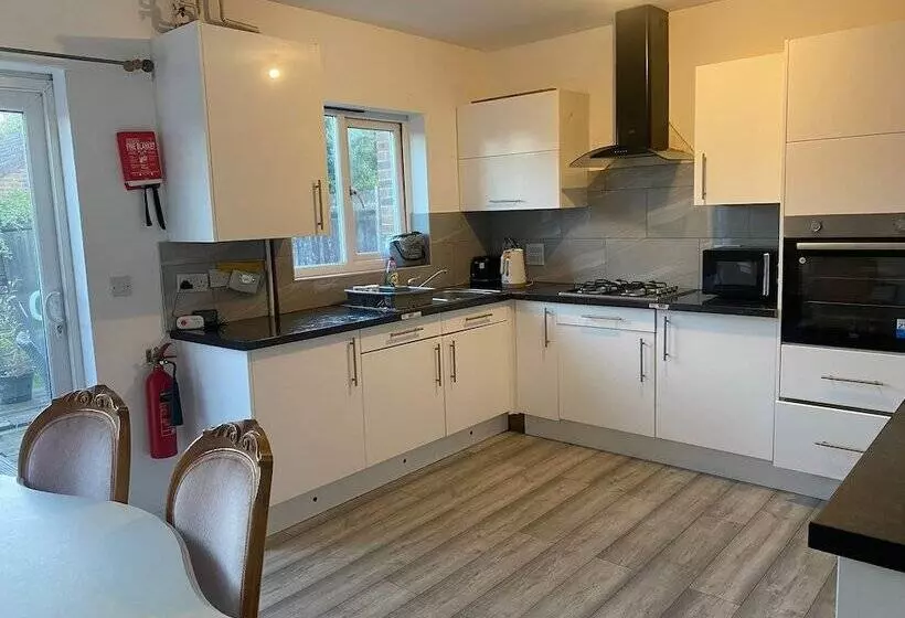 レジデンス Sittingbourne Serenity   Spacious 4 Bed House