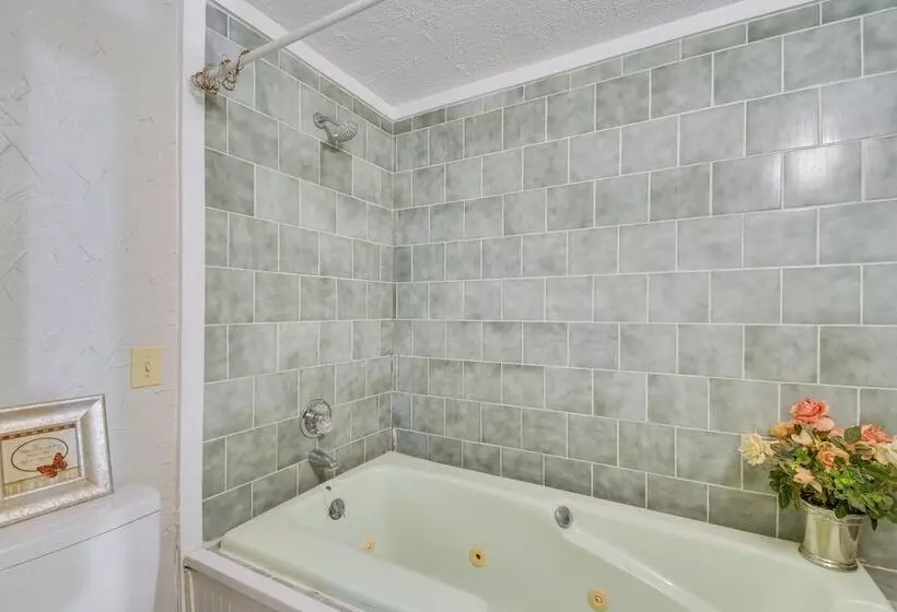 Hike, Fish, Kayak: Fairhope  River Cottage