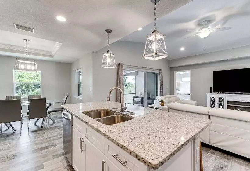 South Gulf Cove Retreat W/ Grill   13 Mi To Beach!