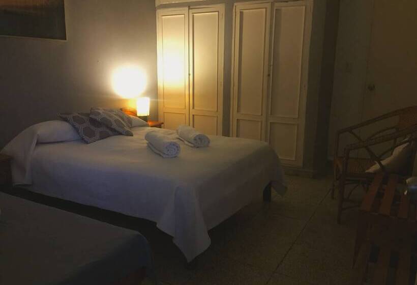 تختخواب و صبحانه Hostal Plaza