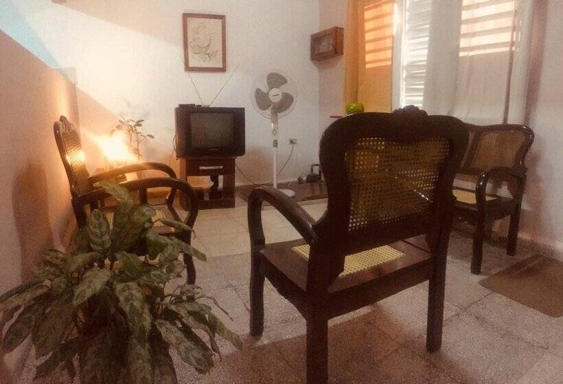 تختخواب و صبحانه Hostal Plaza