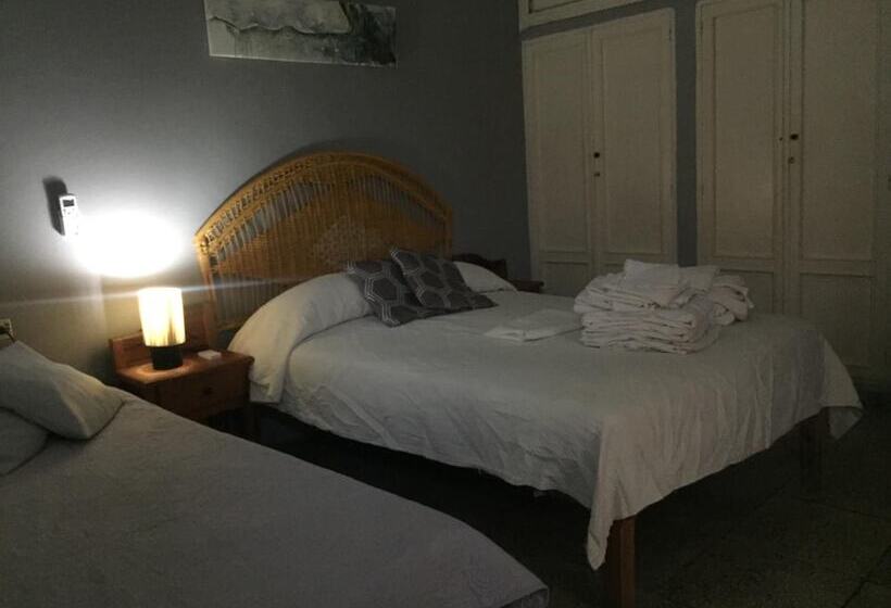 تختخواب و صبحانه Hostal Plaza