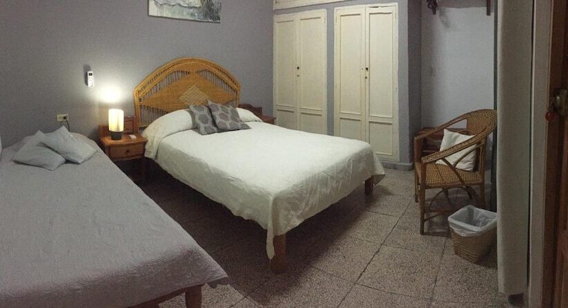 تختخواب و صبحانه Hostal Plaza