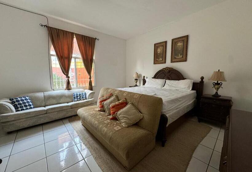 Otoño Cafeteria, B&b Y Galería