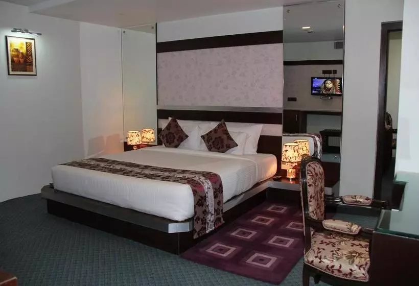 Hotel Maple Wood