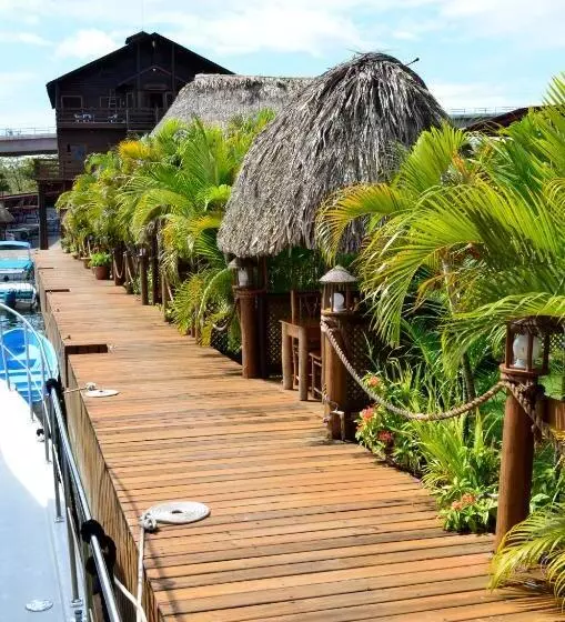 استراحتگاه Mar Marine Yacht Club