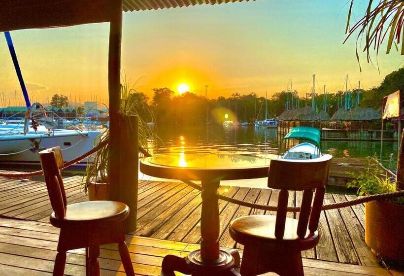 استراحتگاه Mar Marine Yacht Club